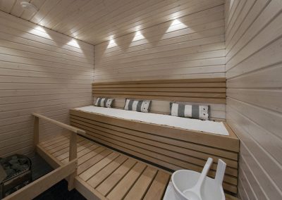 Dekotalon uusi sauna, jossa vaaleat seinäpaneelit ja lauteet.