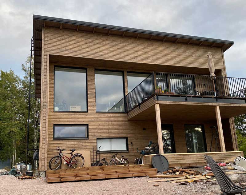 2 kerroksinen kuultomaalattu puutalo pystyverhouksella taloesittelyssä Espoossa