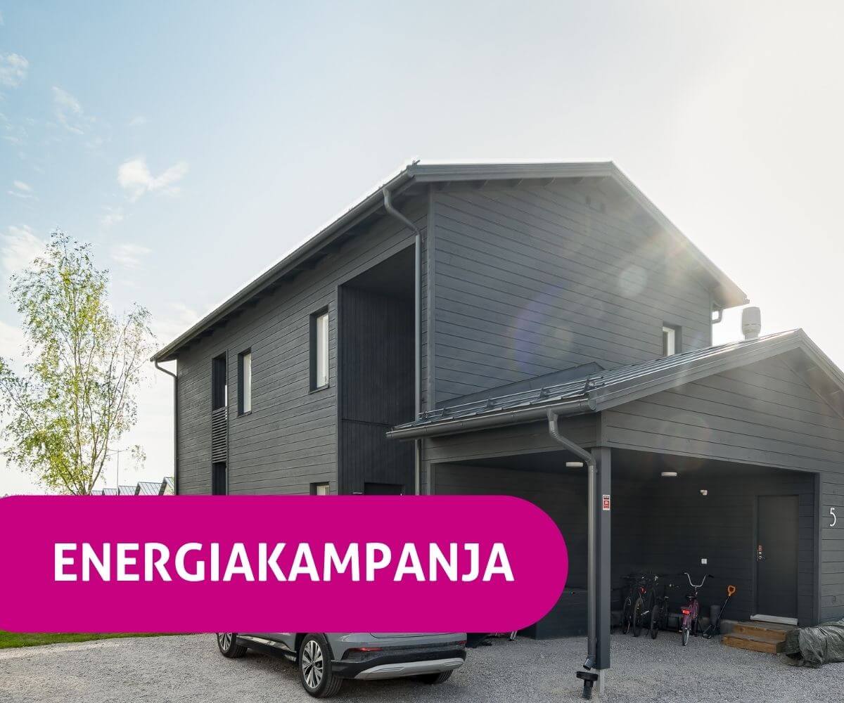 Energiakampanjan mainoskuva, jossa msuta puutalo. Aurinko paistaa talon takaa ja kuvassa lukee energiakampanja. 