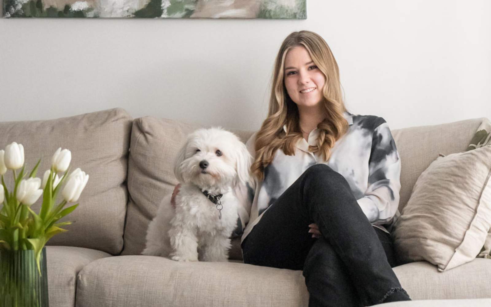 Dekotalo_asiakaskokemus_nosto Skandi 129 B talomallin kuva. Musta pystyverhous, iltavalaistus, ulkovalot valaisevat talon seiniä. Katettu kuisti ja rimoitus.